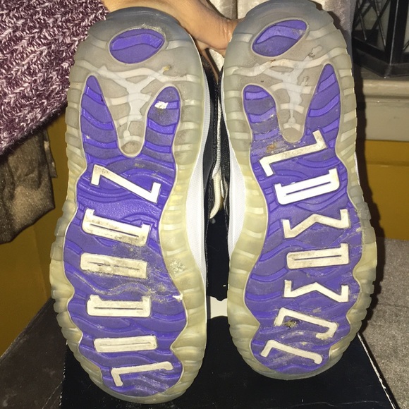 SOLD!!!! Jordan low 11s - Picture 3 of 5